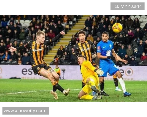 赫尔城与狼队激战正酣双方争夺激烈精彩瞬间回顾